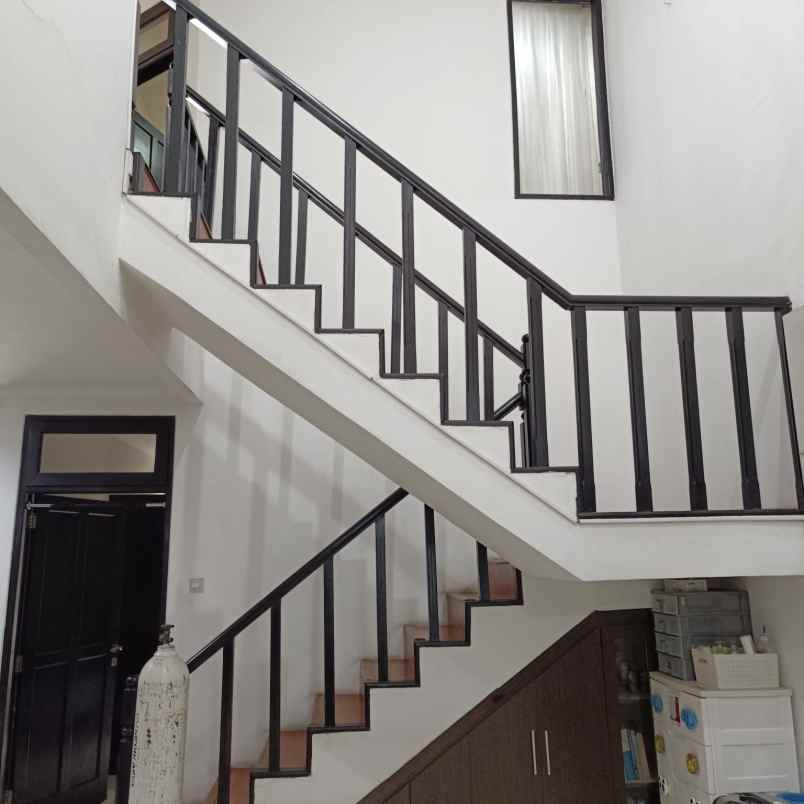 dijual rumah di daerah taman modern