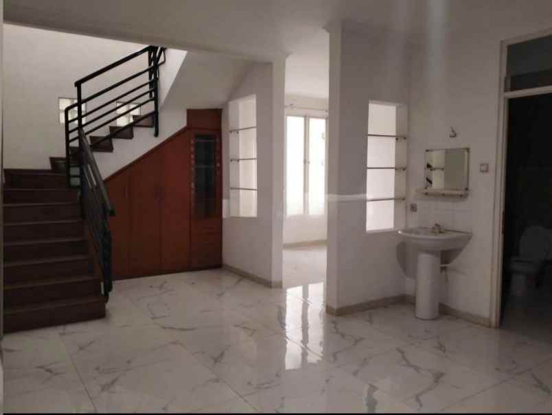 dijual rumah di raffles hills