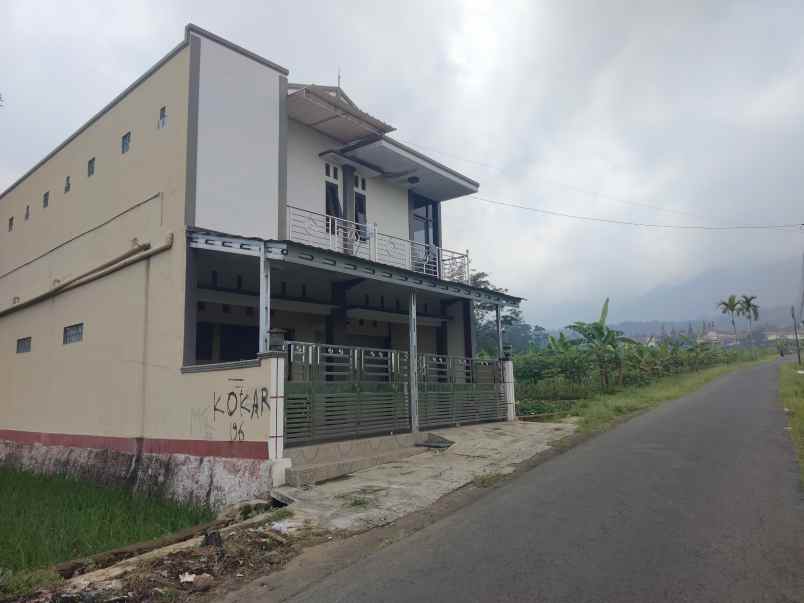 dijual rumah dua lantai siap huni view gunung