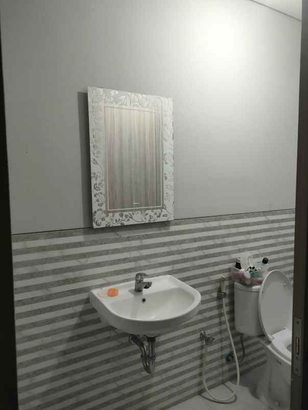 dijual rumah grand pakuwon cluster queensland blok jg