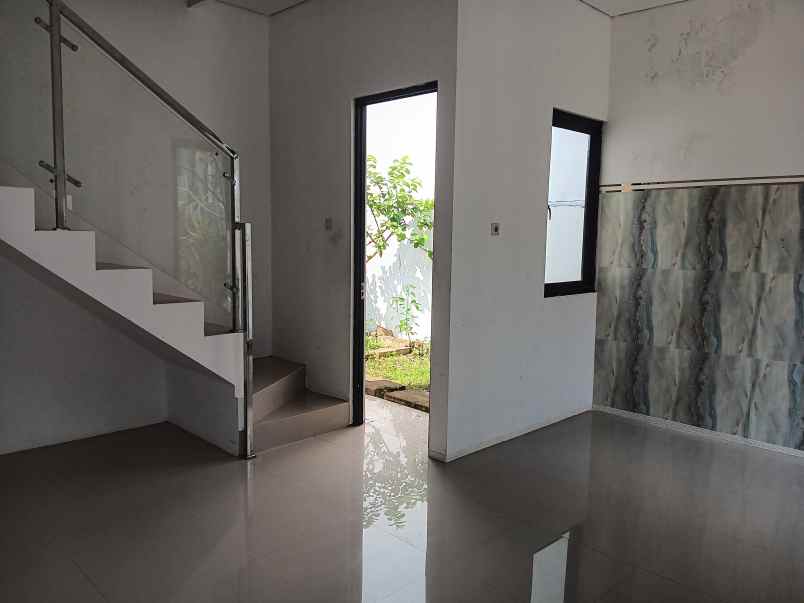 dijual rumah grandia metropolis