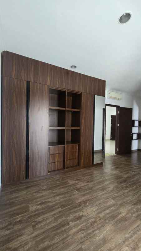 dijual rumah green lake city cluster east asia 10x20