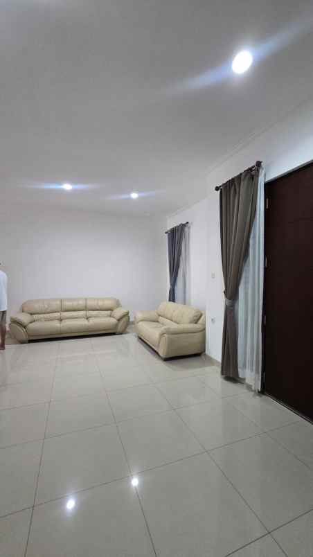 dijual rumah green lake city cluster east asia 10x20