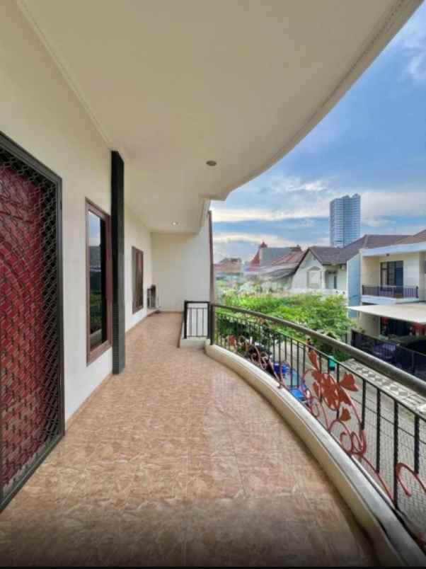 dijual rumah jalan darmo hill