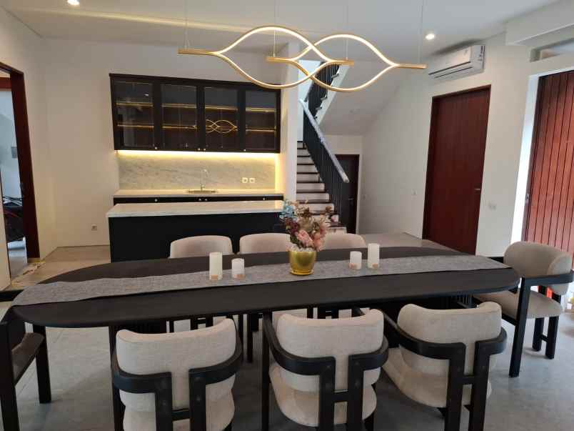 dijual rumah jalan graha famili