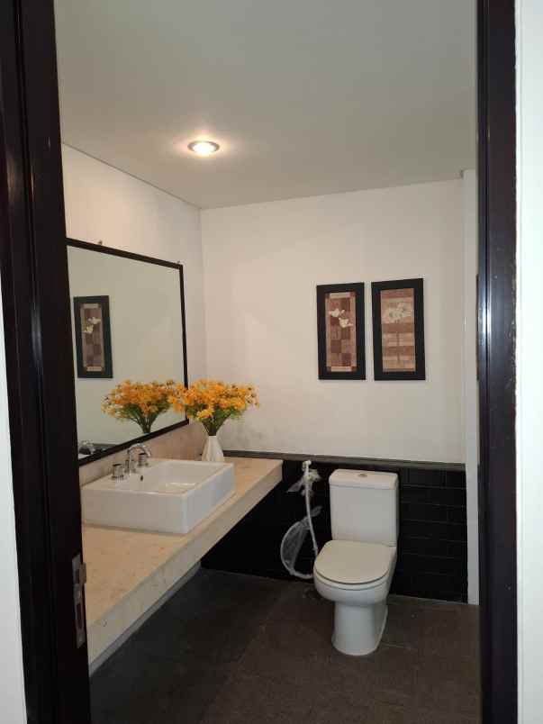 dijual rumah jalan graha famili