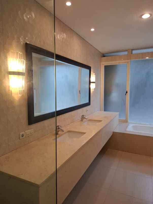 dijual rumah jalan graha famili