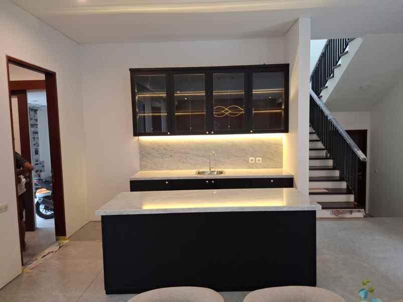 dijual rumah jalan graha famili