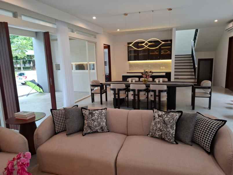 dijual rumah jalan graha famili