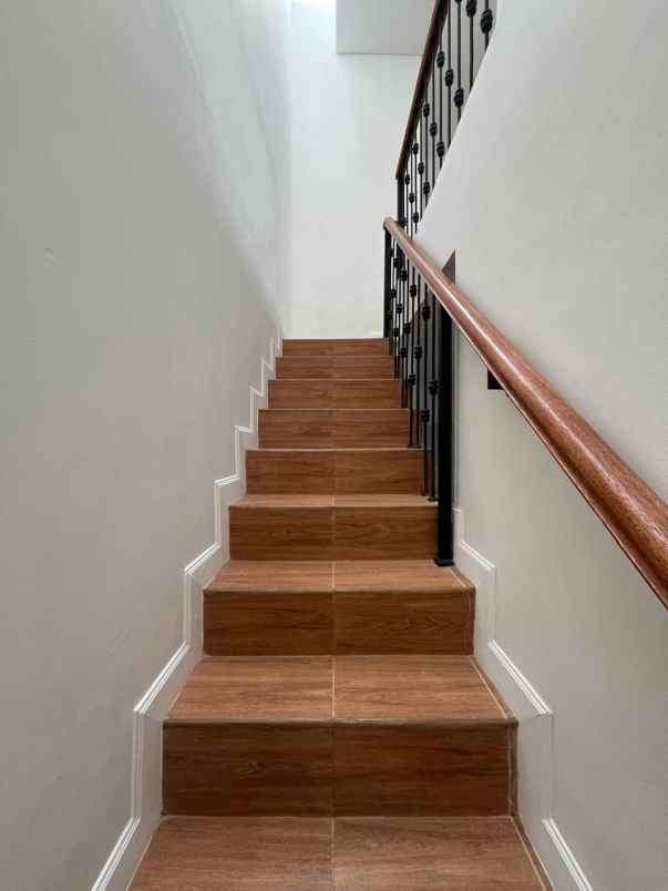 dijual rumah jalan raya cinere limo