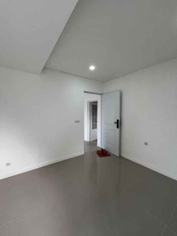 dijual rumah jalan raya cinere limo