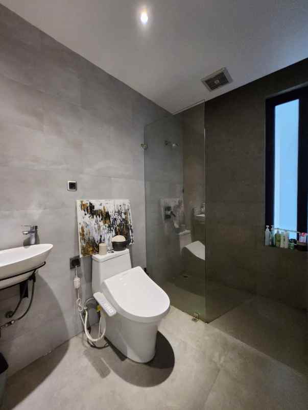 dijual rumah jalan raya veteran bintaro