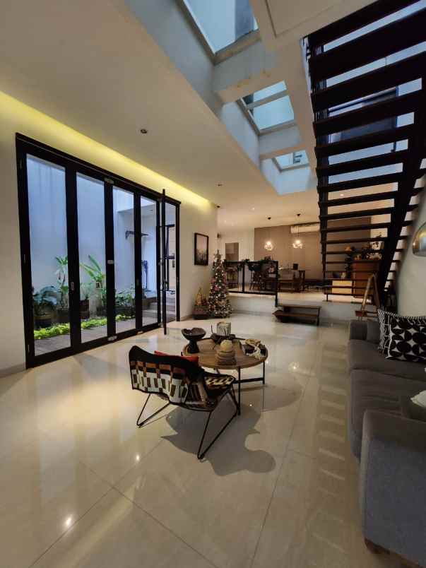 dijual rumah jalan raya veteran bintaro
