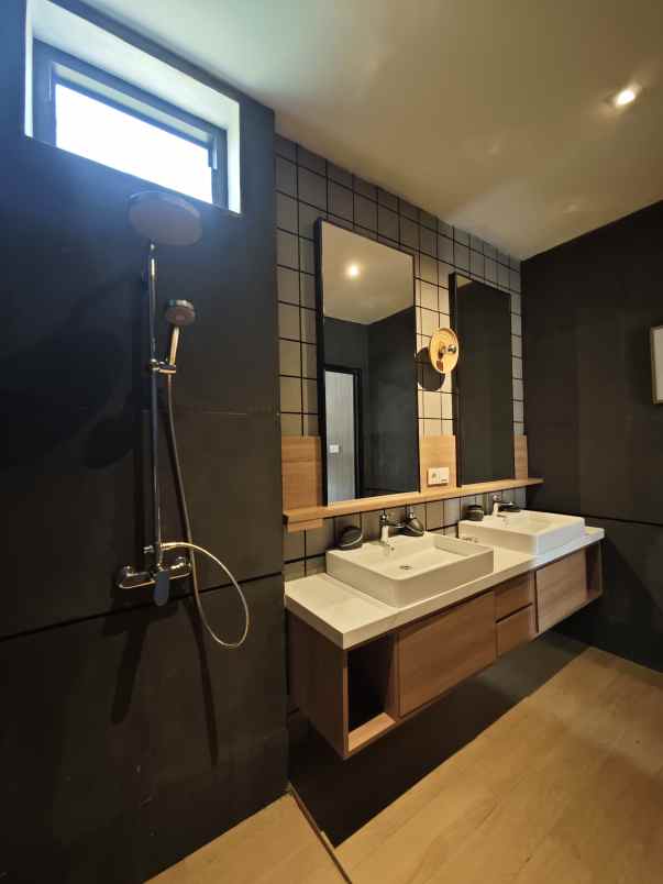 dijual rumah jl avoria estate kemang