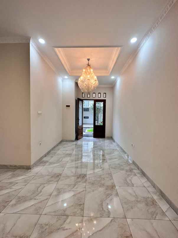 dijual rumah jl jatiwaringin