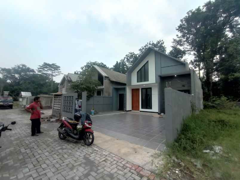 dijual rumah jl kaliurang km 12 5