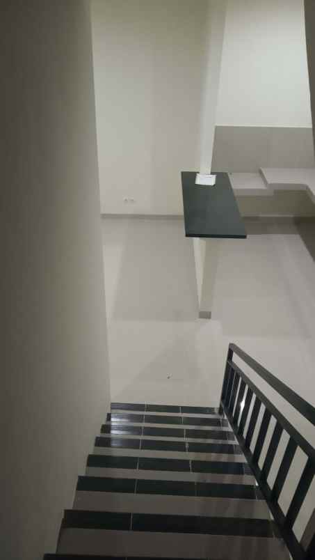 dijual rumah jl raya puspitek serpong