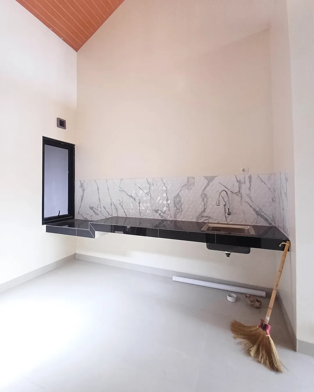 dijual rumah jl tajem