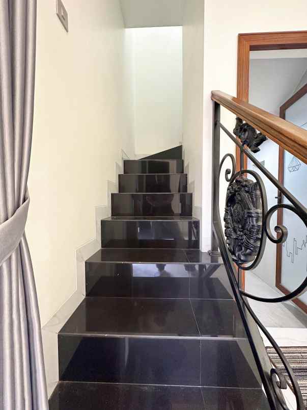 dijual rumah kalisari