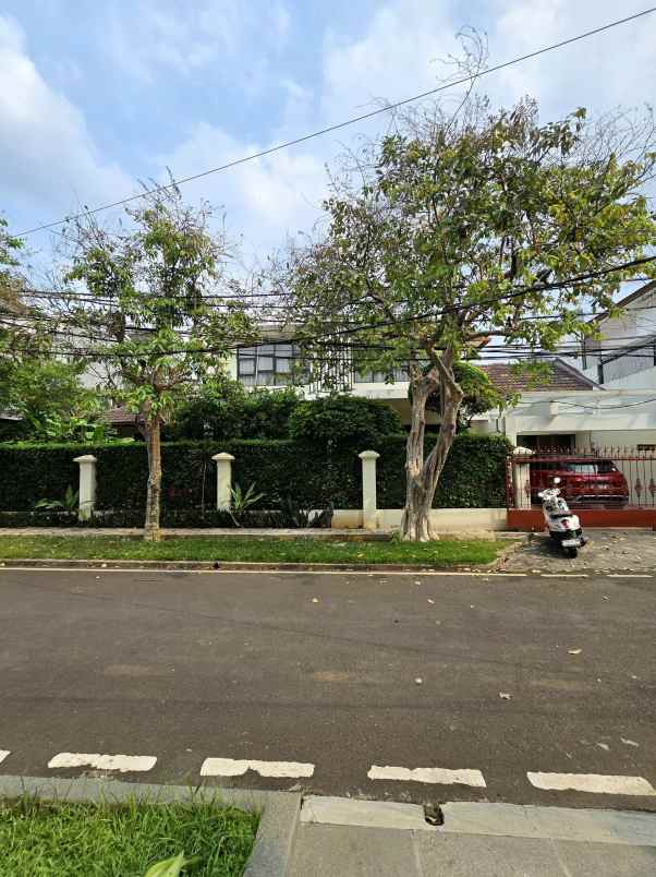 dijual rumah kayu putih