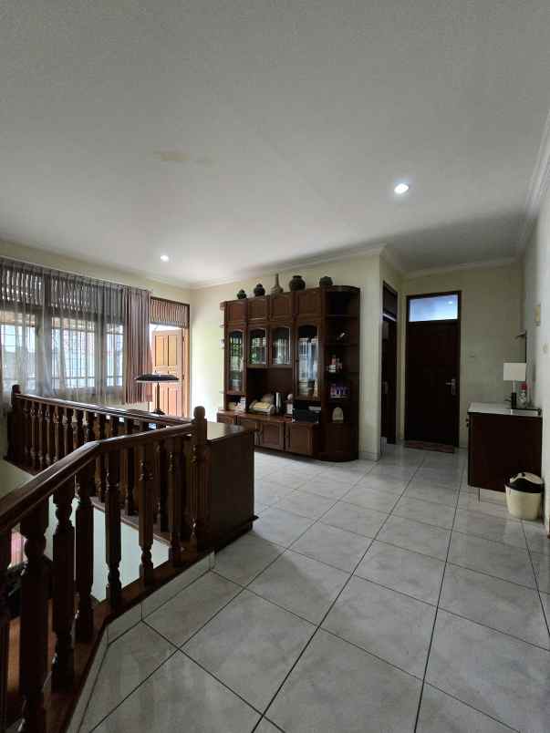 dijual rumah kayu putih