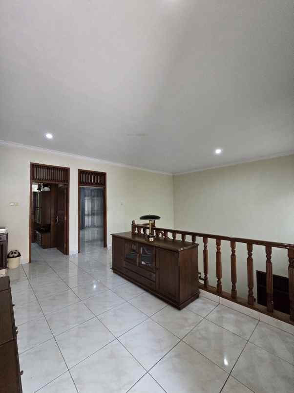 dijual rumah kayu putih