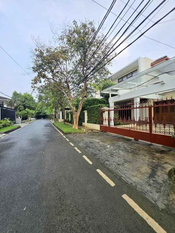 dijual rumah kayu putih