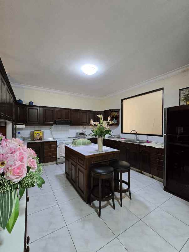 dijual rumah kayu putih