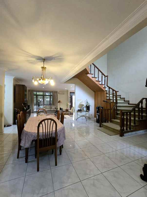 dijual rumah kayu putih