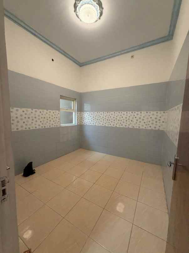 dijual rumah kedinding tengah sekolahan