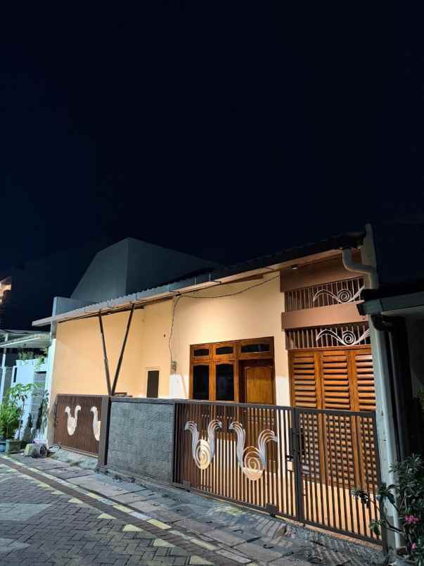dijual rumah kedinding tengah sekolahan