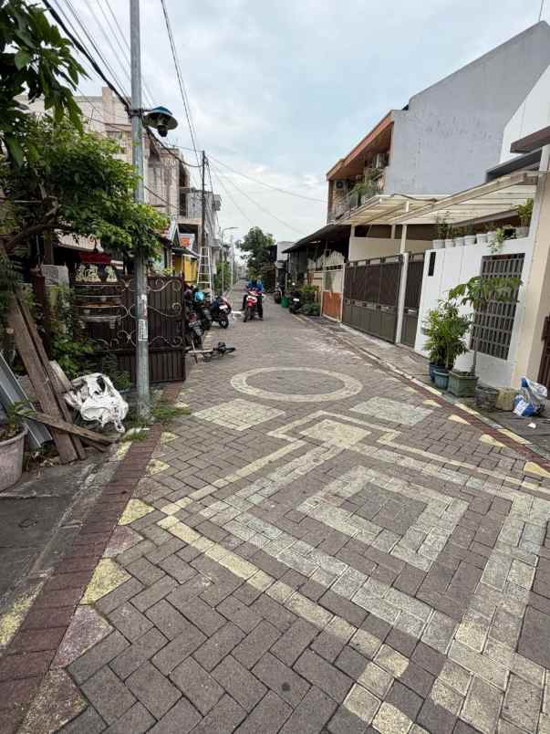 dijual rumah kedinding tengah sekolahan