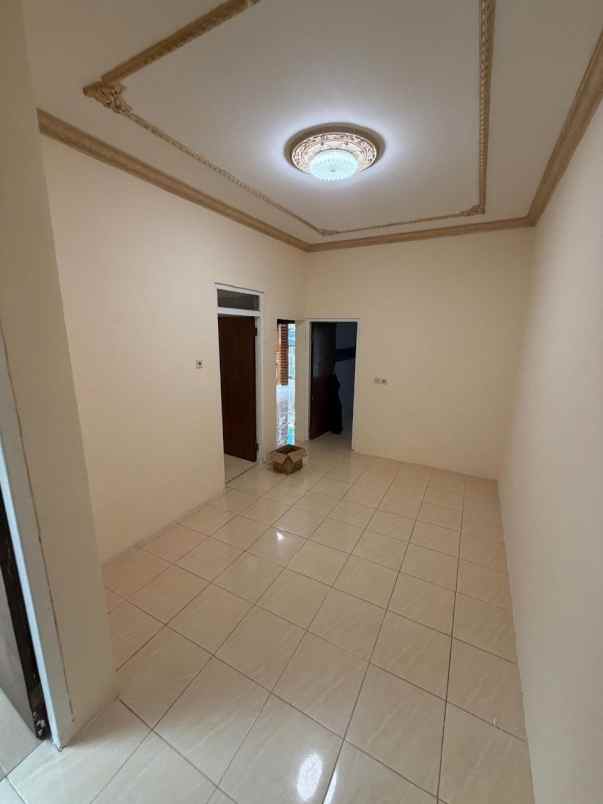 dijual rumah kedinding tengah sekolahan