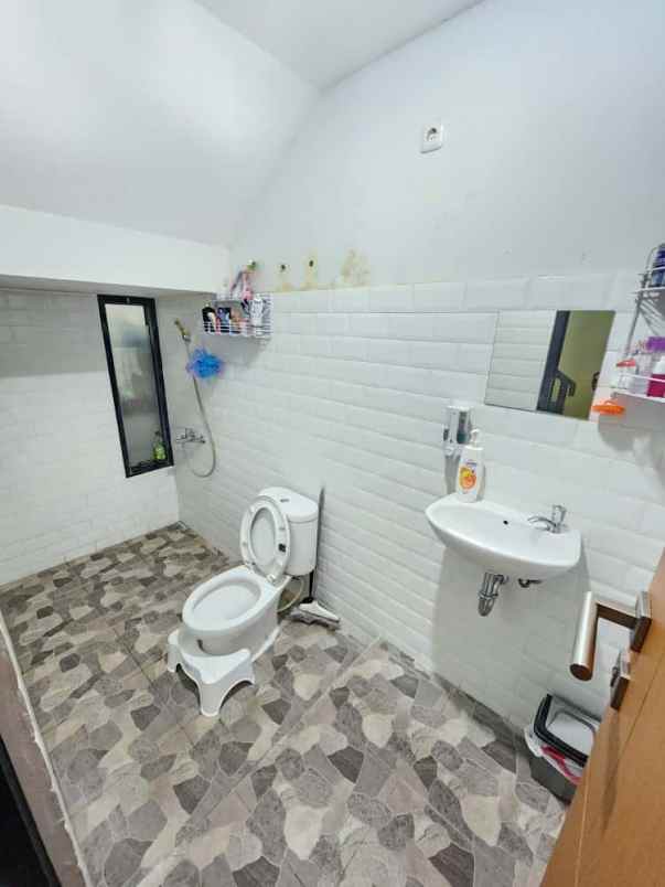 dijual rumah komplek bumi adipura