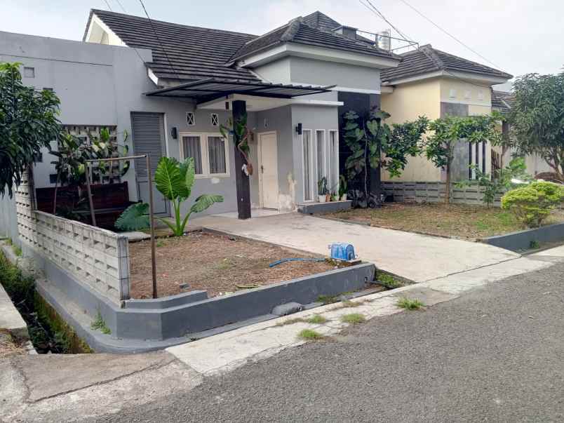 dijual rumah komplek parahyangan