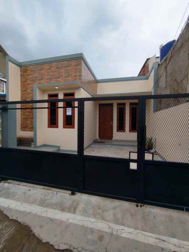dijual rumah komplek permata biru