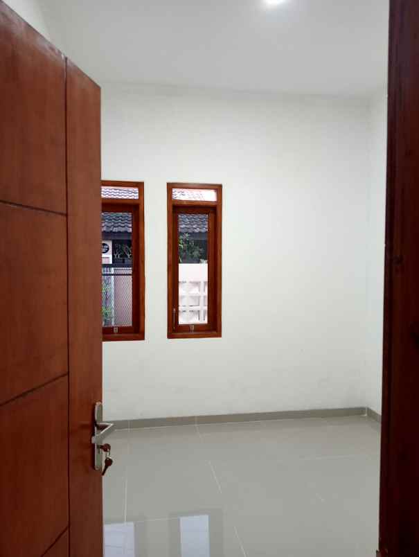 dijual rumah komplek permata biru