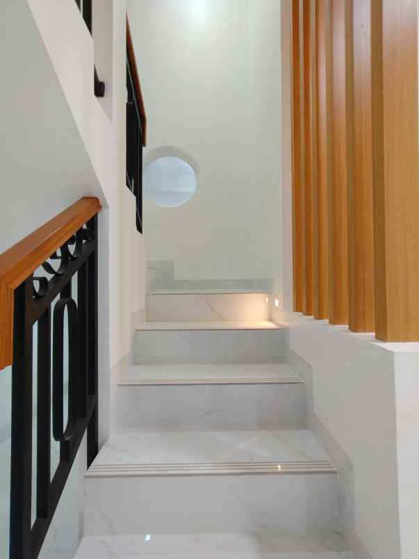 dijual rumah mega cinere depok