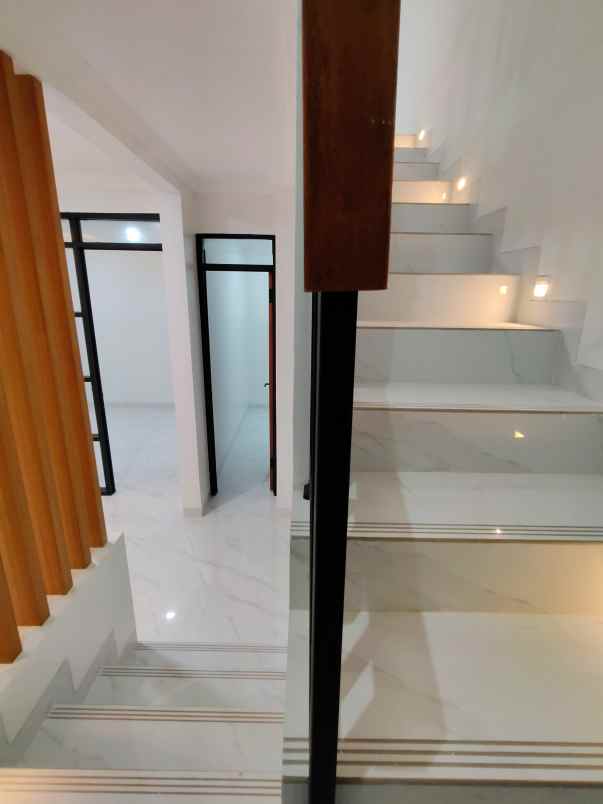 dijual rumah mega cinere depok