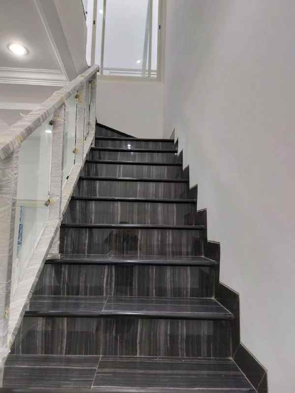 dijual rumah mulyosari utara