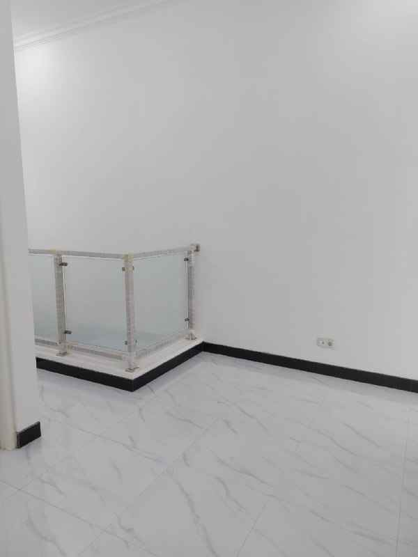 dijual rumah mulyosari utara