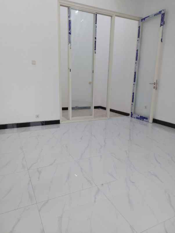 dijual rumah mulyosari utara