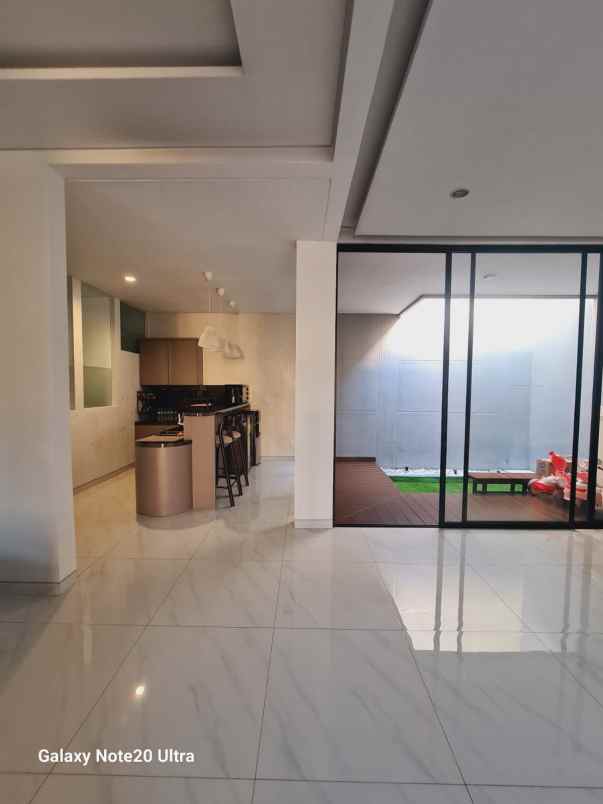 dijual rumah pakuwon city