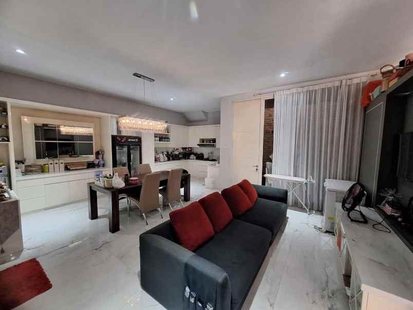 dijual rumah palm beach