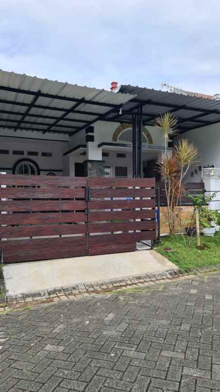 dijual rumah perumahan puri palma araya