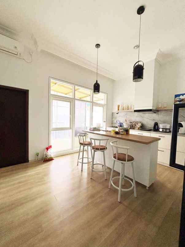 dijual rumah raya dharmahusada indah