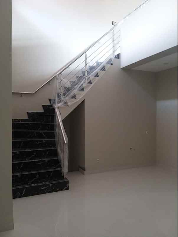 dijual rumah raya ngagel jaya utara