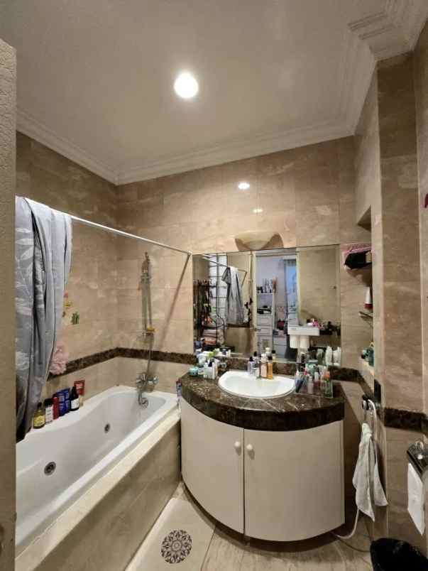 dijual rumah rumah di mega kuningan