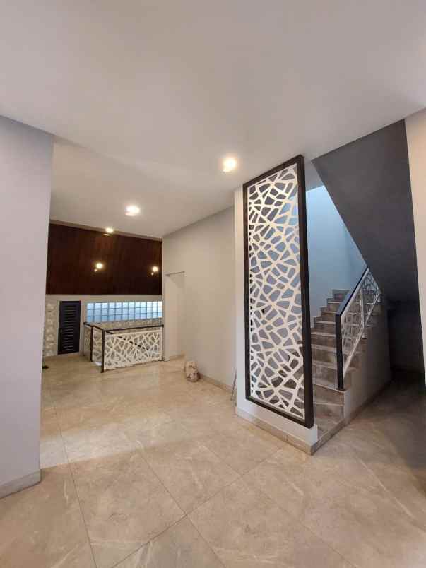 dijual rumah san antonio pakuwon city