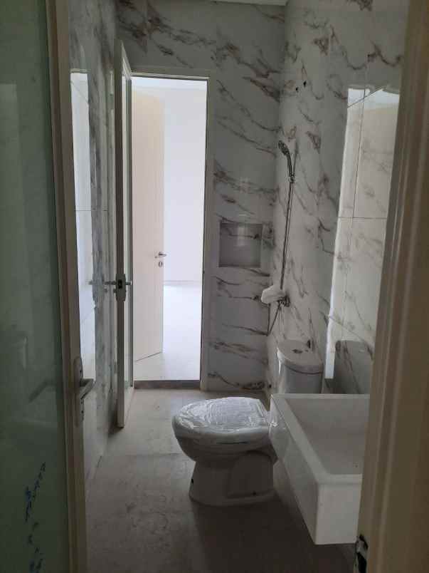 dijual rumah sutorejo